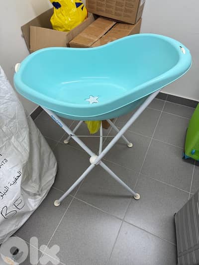 Bébé confort bath tub and stand