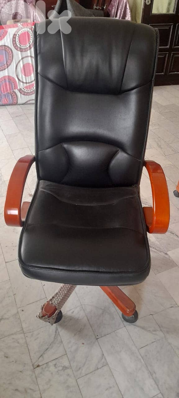 desks and chairs for an office 3