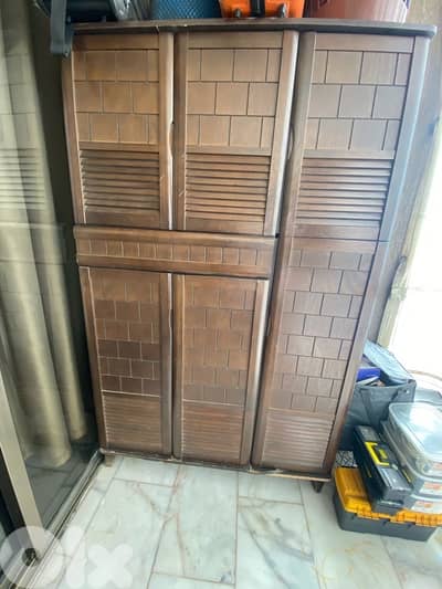 خزانة مرتبة بحالة جيدة