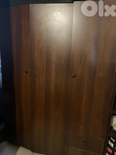 خزانة مرتبة بحالة جيدة