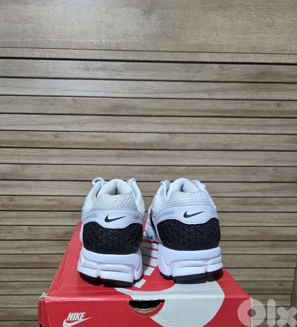 Nike Vomero 5 White/black 3