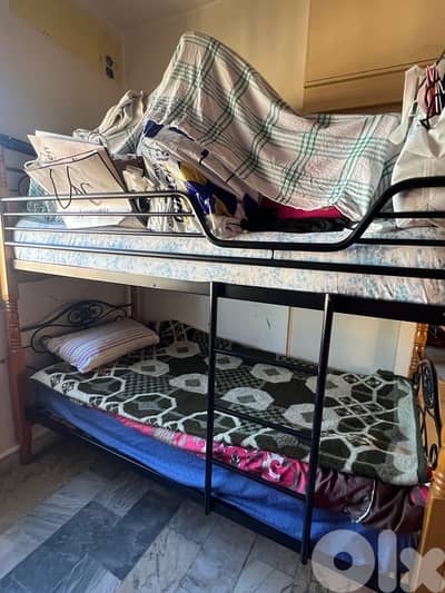 ٢ سرير فوق بعض كل سرير مفرد