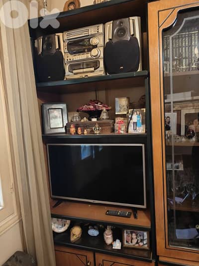 خزانة للتلفزيون والزجاجيات.   TV and glassware cabinet like new