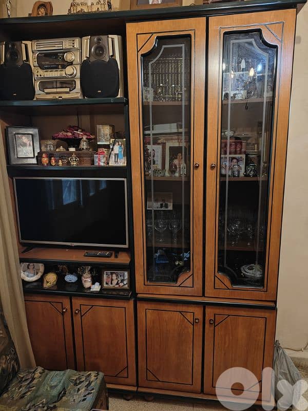 خزانة للتلفزيون والزجاجيات.   TV and glassware cabinet like new 1
