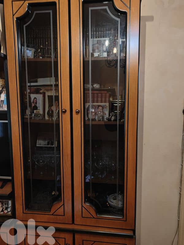 خزانة للتلفزيون والزجاجيات.   TV and glassware cabinet like new 2