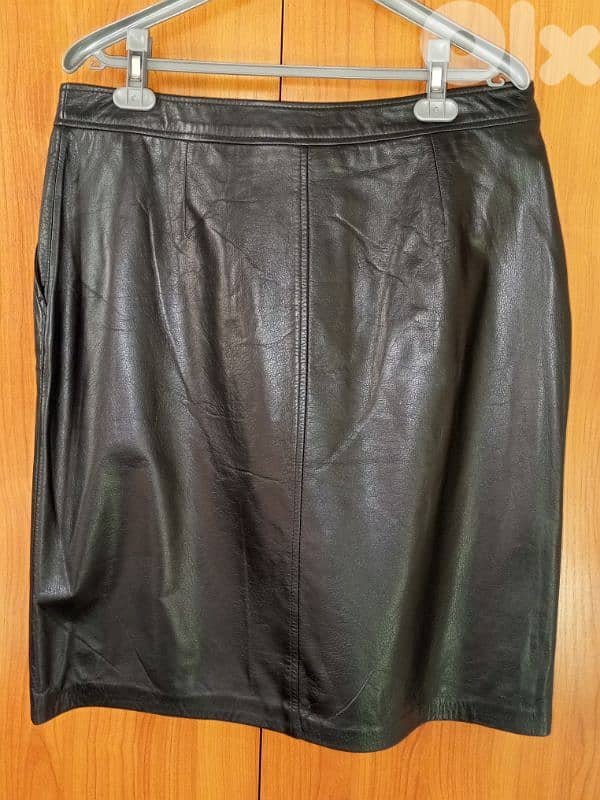 انسامبل جلد أصلي اسود جاكيت وتنورةsize 44 46 4