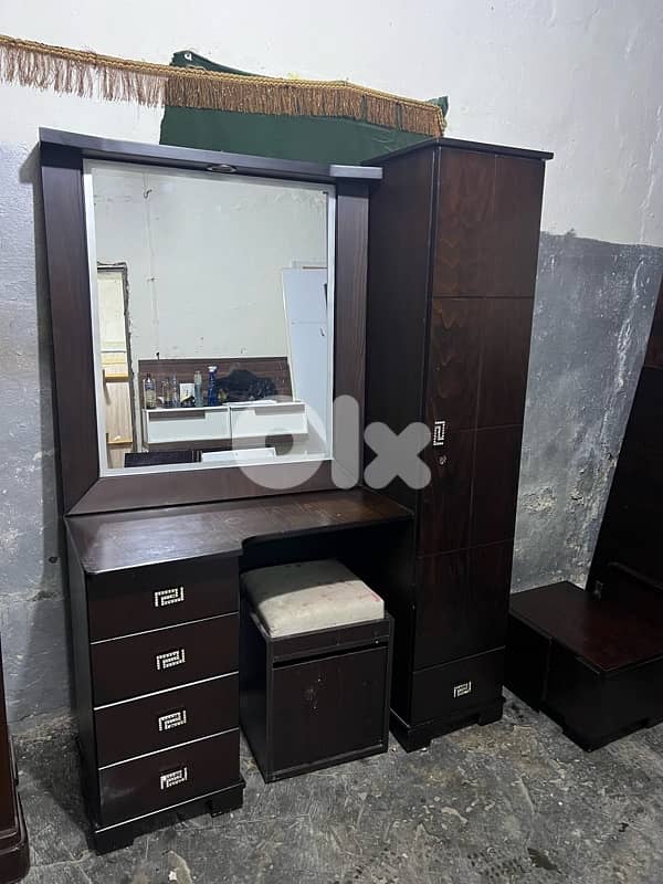 غرفة نوم ملبسة قشرة سنديان مستعملة شبه جديدة 2