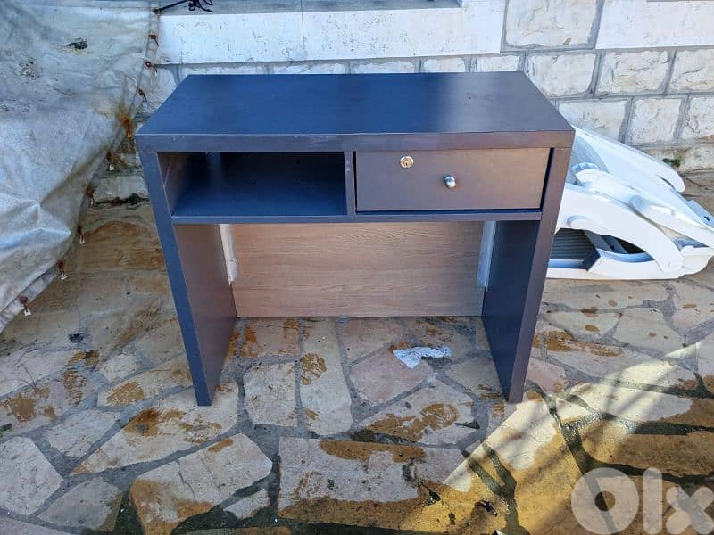 stands and boutique desk 1