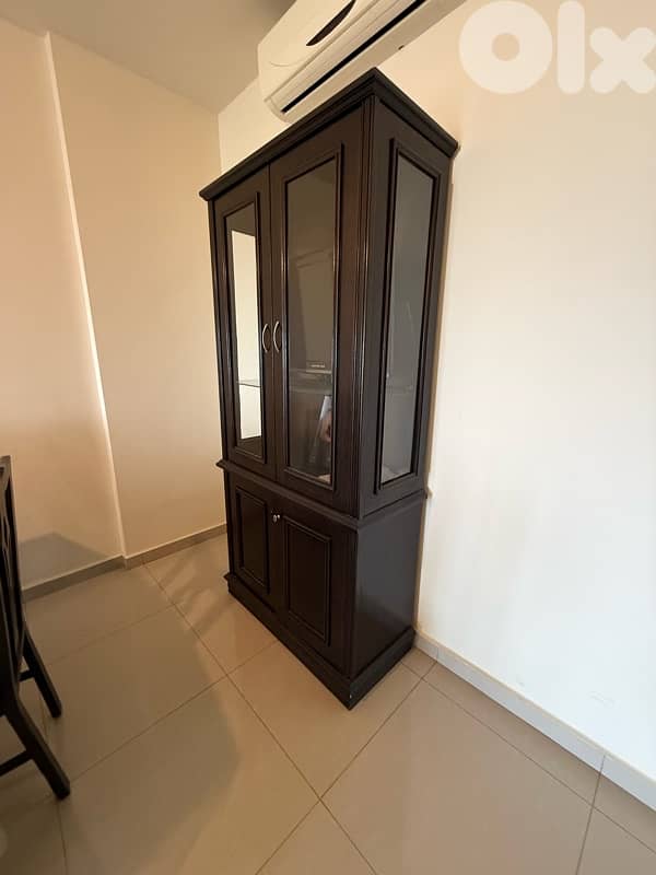 طاولة سفرة و ٨ كراسي ودريسوار 4