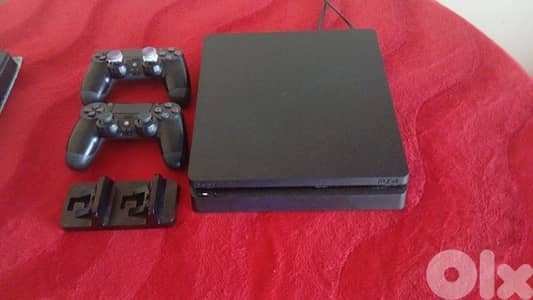 ps4 slim 1tb + 2 controllers + charging station + 1 CD