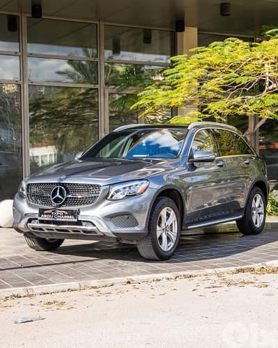 Mercedes-Benz GLC 300 SEDAN 2018 . CLEAN CARFAX
