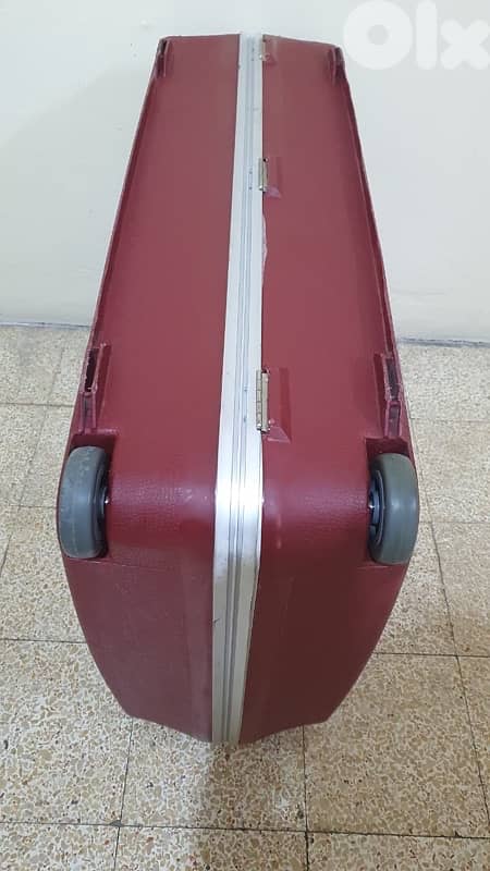 شنطة  سفر  قديم  كتير  نضيف  شبه  جديد  ماركة  رولينغ ٢٠ دولار  بيروت 1