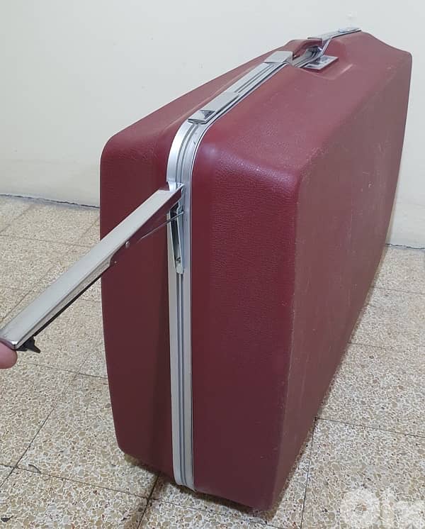 شنطة  سفر  قديم  كتير  نضيف  شبه  جديد  ماركة  رولينغ ٢٠ دولار  بيروت 5