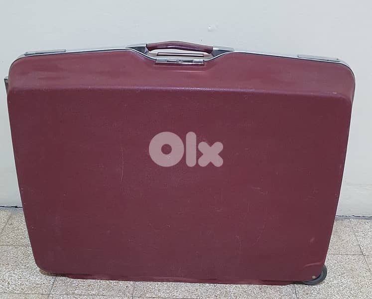 شنطة  سفر  قديم  كتير  نضيف  شبه  جديد  ماركة  رولينغ ٢٠ دولار  بيروت 7