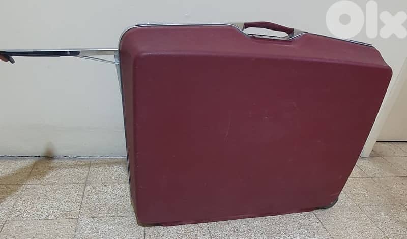 شنطة  سفر  قديم  كتير  نضيف  شبه  جديد  ماركة  رولينغ ٢٠ دولار  بيروت 8