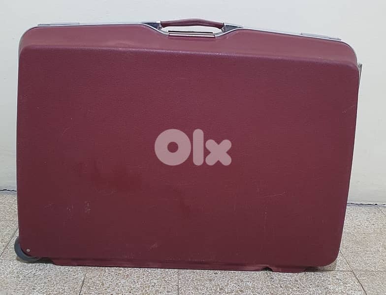 شنطة  سفر  قديم  كتير  نضيف  شبه  جديد  ماركة  رولينغ ٢٠ دولار  بيروت 11