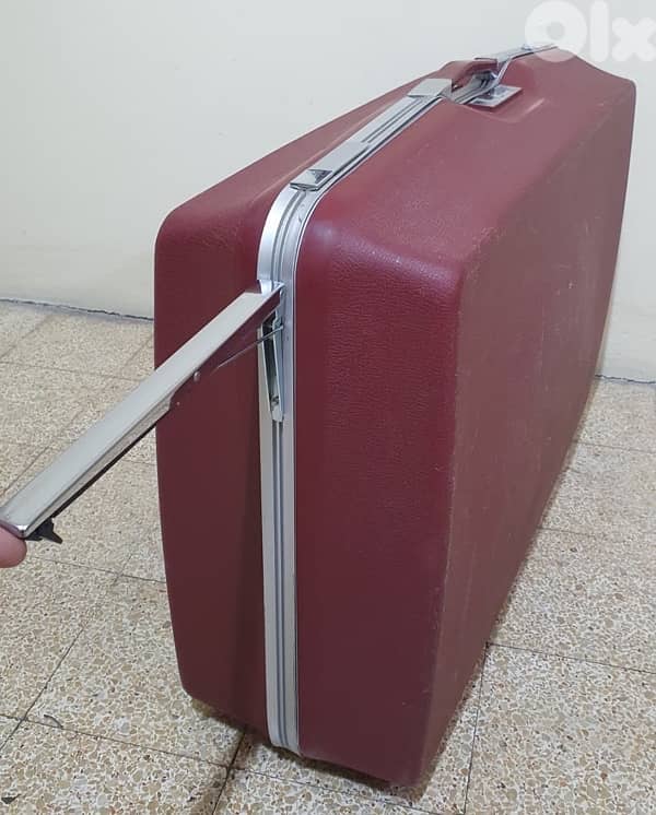 شنطة  سفر  قديم  كتير  نضيف  شبه  جديد  ماركة  رولينغ ٢٠ دولار  بيروت 12