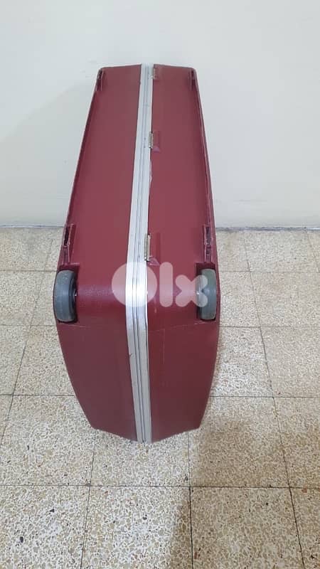 شنطة  سفر  قديم  كتير  نضيف  شبه  جديد  ماركة  رولينغ ٢٠ دولار  بيروت 15