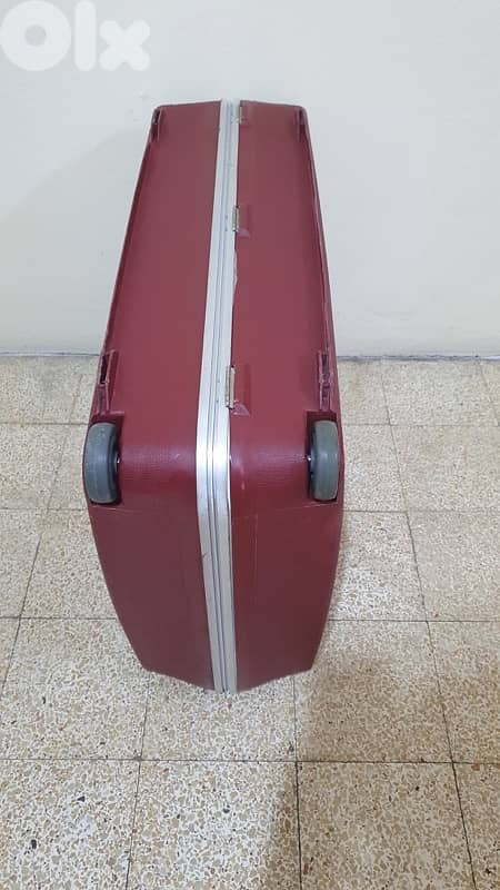 شنطة  سفر  قديم  كتير  نضيف  شبه  جديد  ماركة  رولينغ ٢٠ دولار  بيروت 17