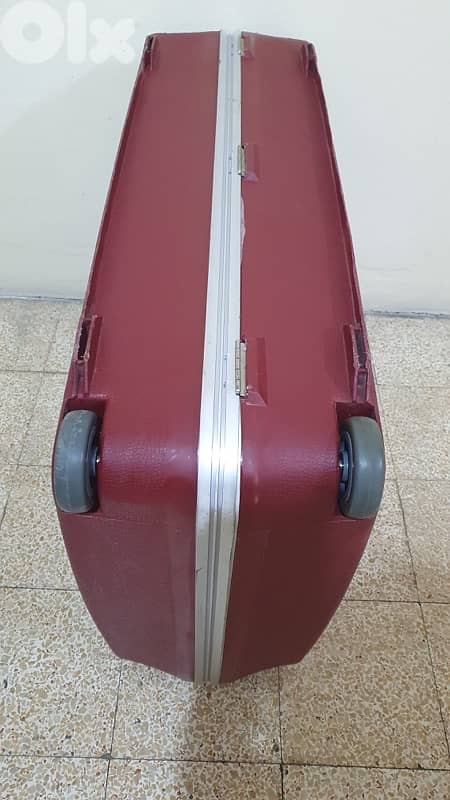 شنطة  سفر  قديم  كتير  نضيف  شبه  جديد  ماركة  رولينغ ٢٠ دولار  بيروت 18