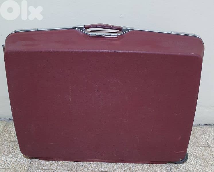 شنطة  سفر  قديم  كتير  نضيف  شبه  جديد  ماركة  رولينغ ٢٠ دولار  بيروت 1