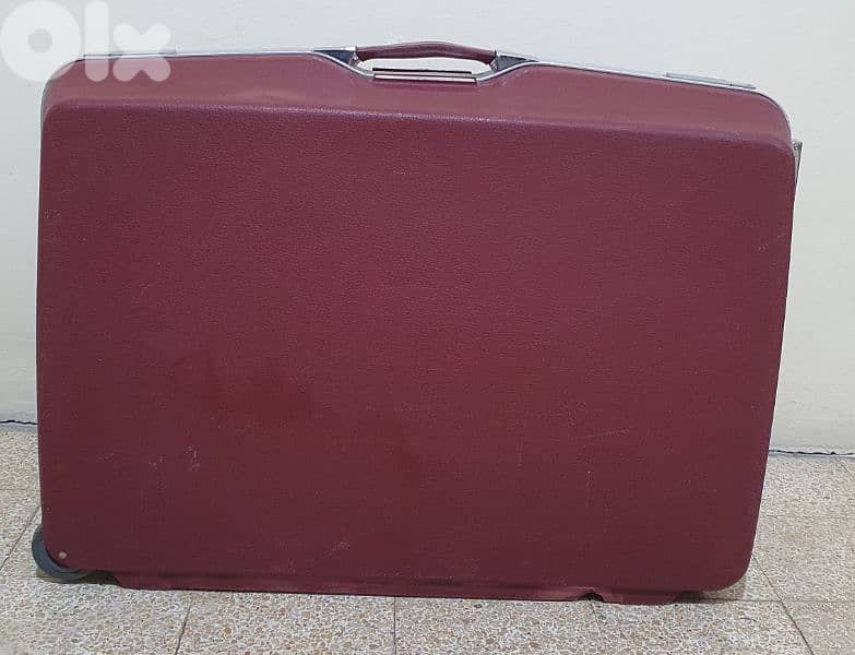 شنطة  سفر  قديم  كتير  نضيف  شبه  جديد  ماركة  رولينغ ٢٠ دولار  بيروت 3