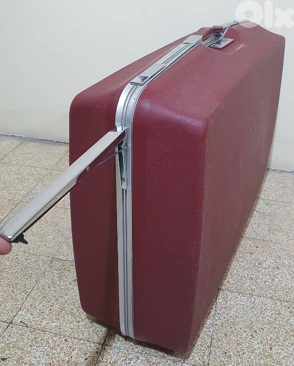 شنطة  سفر  قديم  كتير  نضيف  شبه  جديد  ماركة  رولينغ ٢٠ دولار  بيروت 4