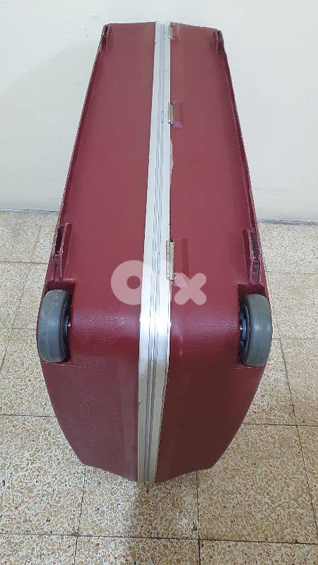 شنطة  سفر  قديم  كتير  نضيف  شبه  جديد  ماركة  رولينغ ٢٠ دولار  بيروت 10