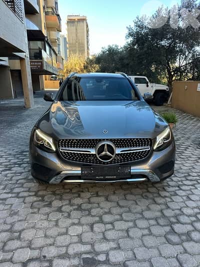 Mercedes GLC 300 4matic 2019 gray on black (clean carfax)