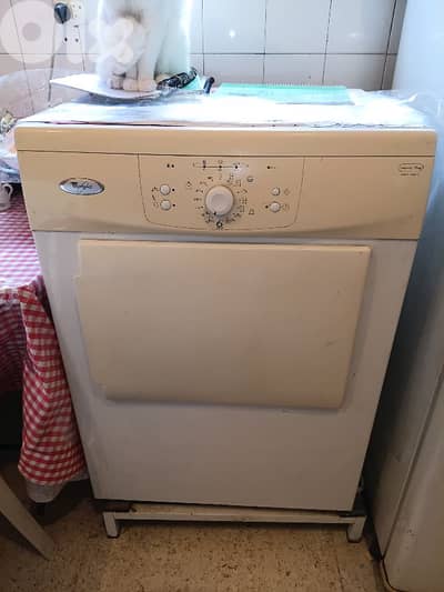 Dryer whirlpool نشافة ثياب بحالة جيدة