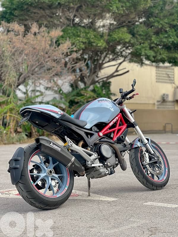Ducati Monster 1100 2