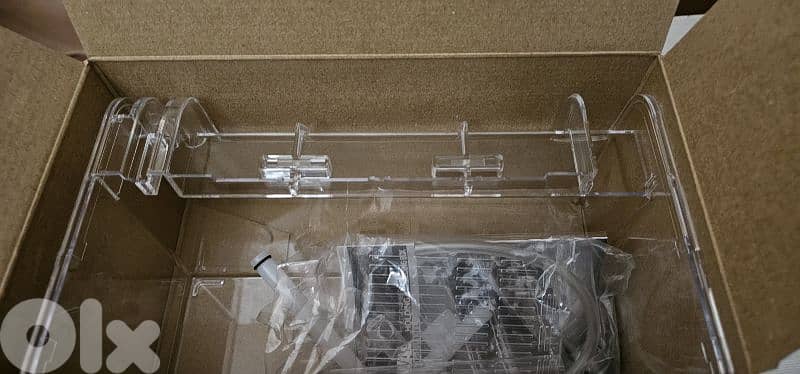 Fluval 1.9L Breeder box 1