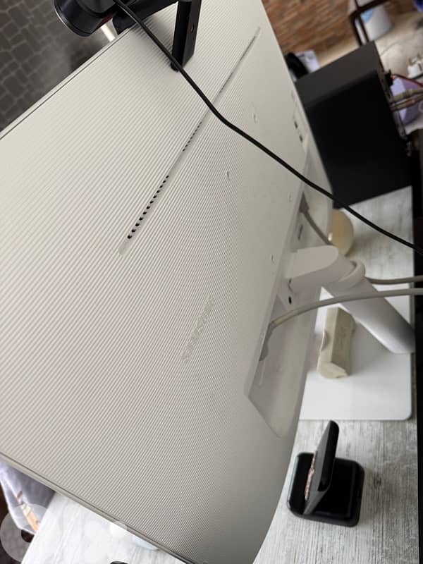 SAMSUNG 27” SMART MONITOR (BOUGHT 1 MONTH AGO BARELY USED) 3