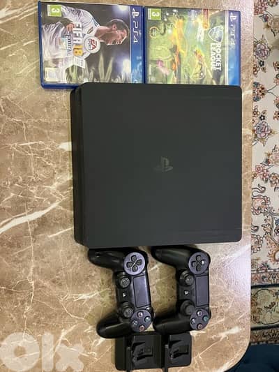 Ps4 500gb with 2 original controllers and charging station