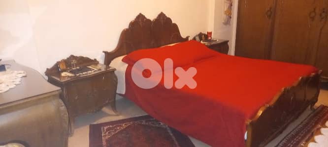 Full antique handmade wood bedroom (matterss included)