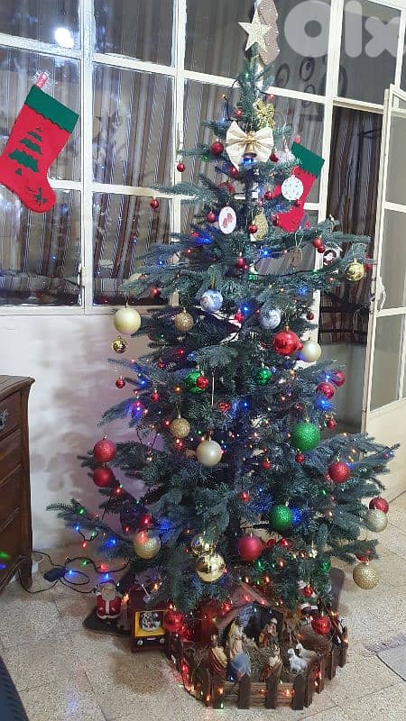 شجرة الميلاد مع علبه و زينة وكل أغراض (بداعي السفر ) كلن سوا ٢٥ دولار 1