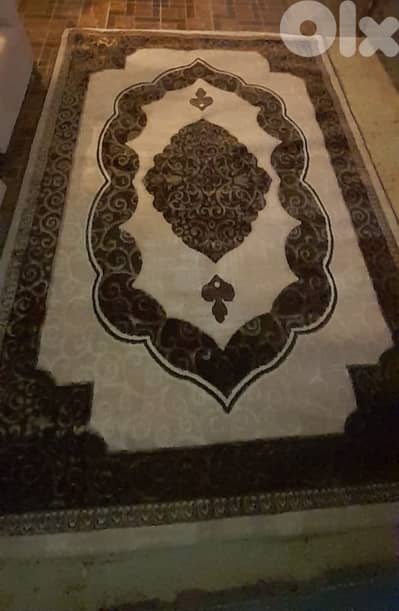 صالون نضيف كتير اربع قطع مع سجادة مش مستعملة ابدا ٢٥٠ دولار