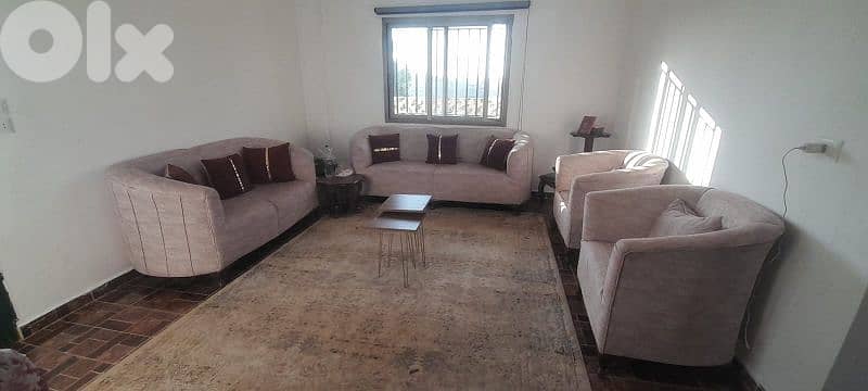 صالون نضيف كتير اربع قطع مع سجادة مش مستعملة ابدا ٢٥٠ دولار 1