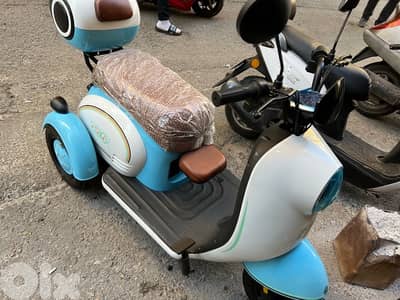 ترايسكل خارقة نضافة بتمشي ٤٠ كلم كهربا ١٢٠٠$