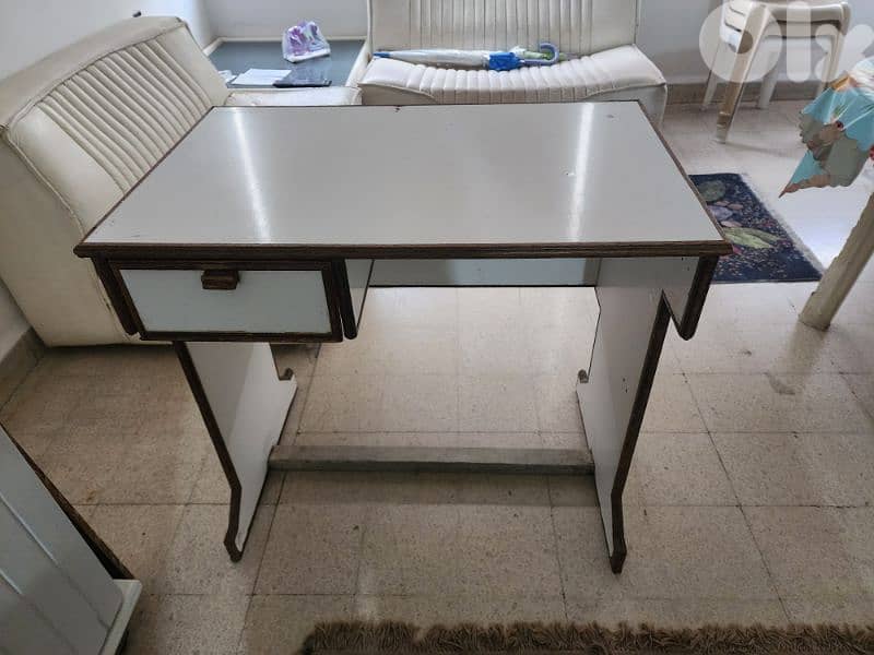 white desk 1