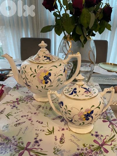 Tea pot and sugar pot with lid