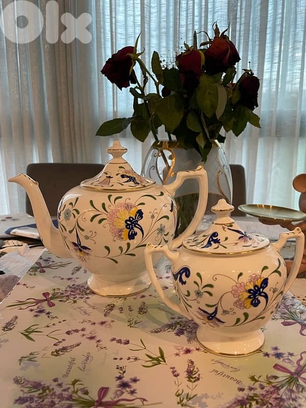 Tea pot and sugar pot with lid 1