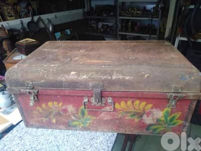 صندوق حديد قديم للعرسان عليه رسم ومراية