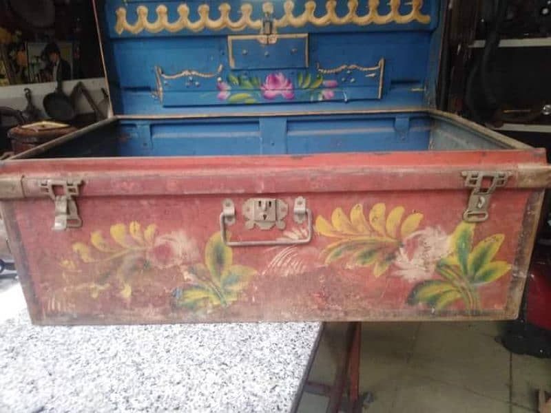صندوق حديد قديم للعرسان عليه رسم ومراية 1