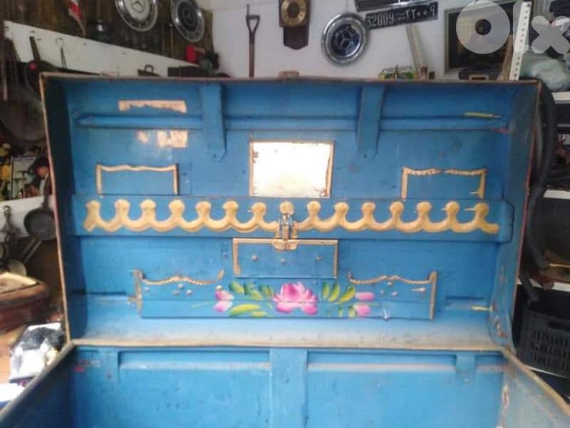 صندوق حديد قديم للعرسان عليه رسم ومراية 2