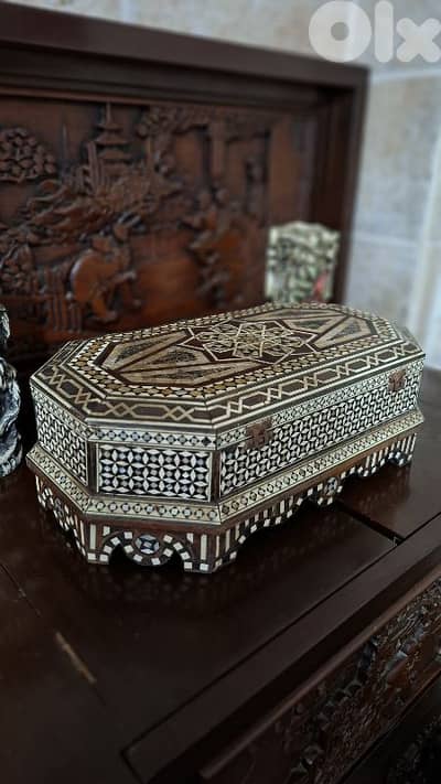 صندوق ملكي مرصّع بالصدف: قطعة أنتيك نادرة