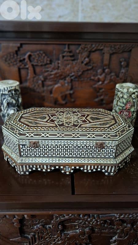 صندوق ملكي مرصّع بالصدف: قطعة أنتيك نادرة 1