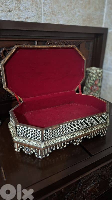 صندوق ملكي مرصّع بالصدف: قطعة أنتيك نادرة 2