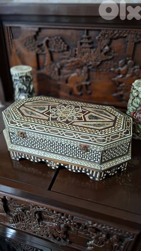 صندوق ملكي مرصّع بالصدف: قطعة أنتيك نادرة 3