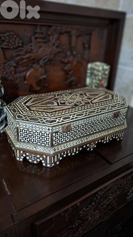 صندوق ملكي مرصّع بالصدف: قطعة أنتيك نادرة 4